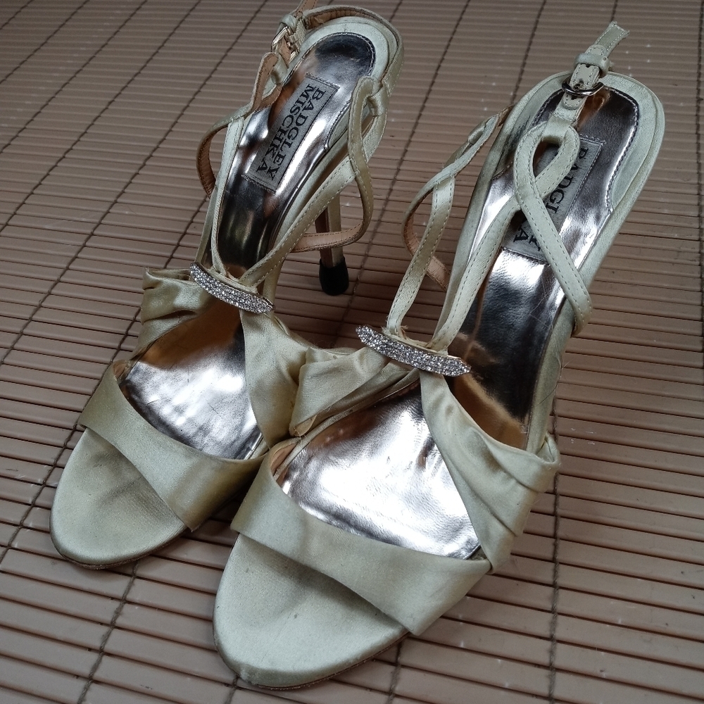 Badgley Michka women's gold satin slingback 4" heel  sandal sz 7.5M. Heel tips h